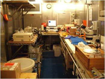 船内の冷蔵実験室